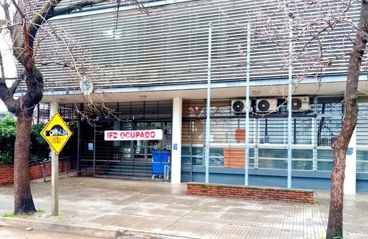 Estudiantes mantienen ocupación del IFD de Pando en rechazo al plan de titulación docente