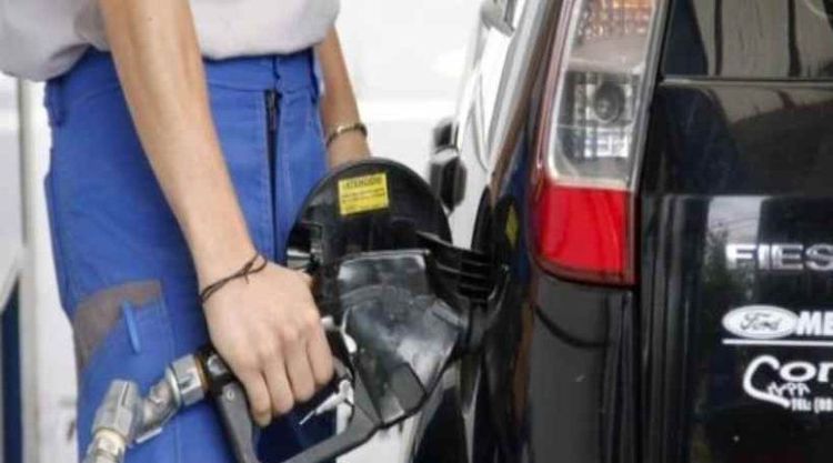 Ocho países bajaron temporalmente los impuestos a los combustibles ¿Y Argentina?