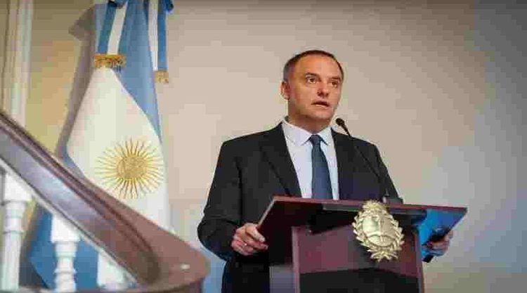Casi 5.000 preguntas para Manuel Adorni: la oposición exige respuestas sobre su patrimonio y el viaje a Uruguay