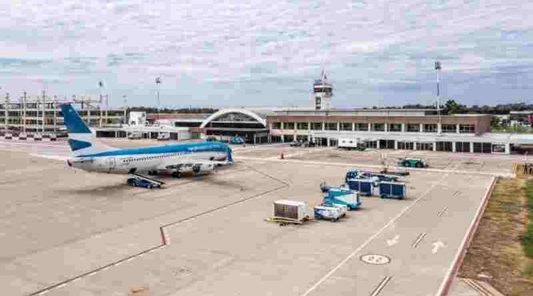 Ordenan eliminar fotos y datos de la mujer tras el escándalo sexual a bordo de un avión en Rosario