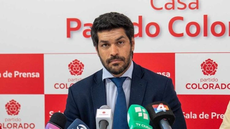 Fiscal considera que Ojeda viola la Constitución al ejercer como abogado siendo senador