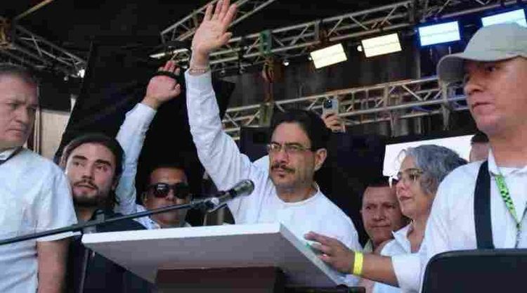 Iván Cepeda también cuestiona los resultados preliminares en Colombia