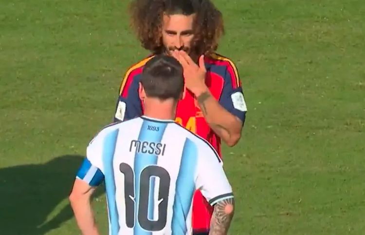 Cucurella se tapó la boca para insultar a Messi: ¿debió ser expulsado?