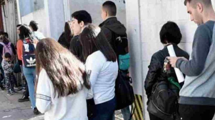Hay dos millones de personas desocupadas o trabajando en negro en la Argentina