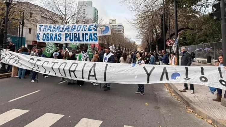 “Katopodis va a las marchas, pero con sus trabajadores de Obras Públicas hace
oídos sordos”