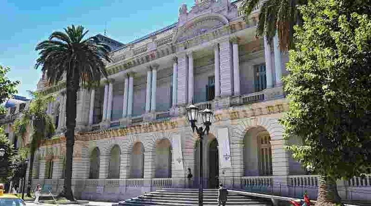 Denuncian irregularidades en el reconocimiento de un consejero estudiantil en la facultad de Derecho de la UNR