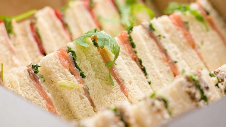 El gasto del Estado en catering se redujo a la mitad en el primer año del gobierno de Orsi