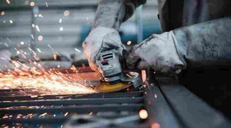 Crisis económica sin fin: La metalúrgica no encuentra piso y sigue en caída libre