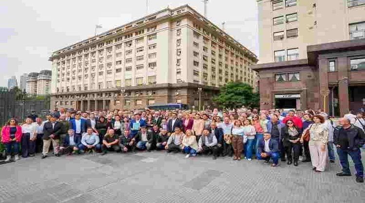 Intendentes evalúan denunciar a Caputo por presunta malversación de fondos
