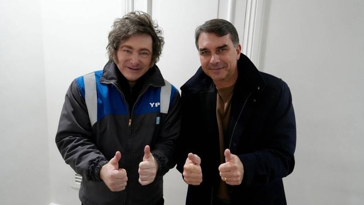 Milei se baja de cumbre del Mercosur para apagar sus incendios y abrazarse a los Bolsonaro