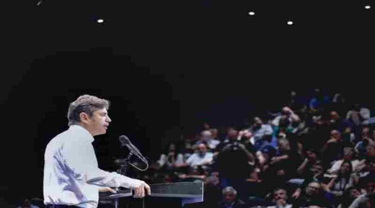 Kicillof convocó a los 135 intendentes para analizar el impacto del plan económico de Milei