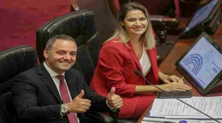 Carolina Losada intentó defender a Manuel Adorni y el periodista Daniel Rinaldi la dejó sin palabras