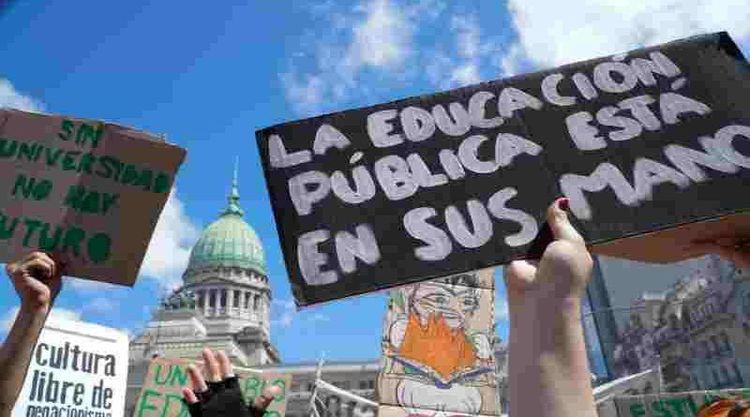 Los sueldos universitarios pierden 32% con Milei: cuánto necesitan para recomponerse