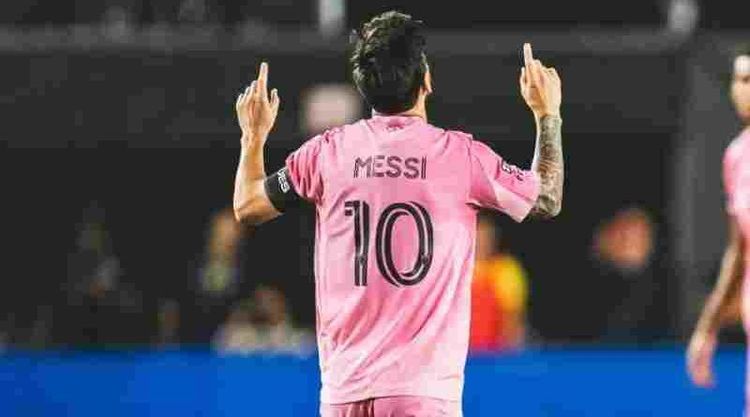 Messi alcanzó los 900 goles y rompió otro récord ante Cristiano Ronaldo