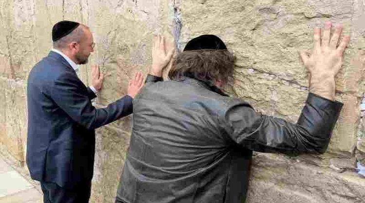 Javier Milei llegó a Israel y pasó por el Muro de los Lamentos