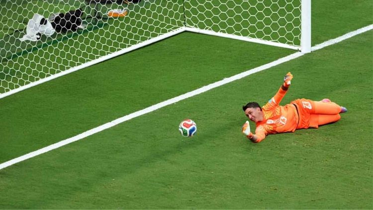 Fernando Muslera: el regreso histórico que terminó en un glosario de errores