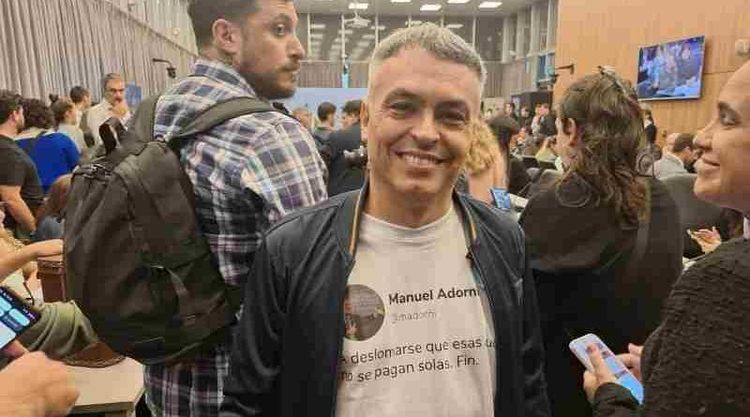 “A deslomarse que esas cuotas no se pagan solas”: la sarcástica frase en la remera de Paulón dedicada a Adorni