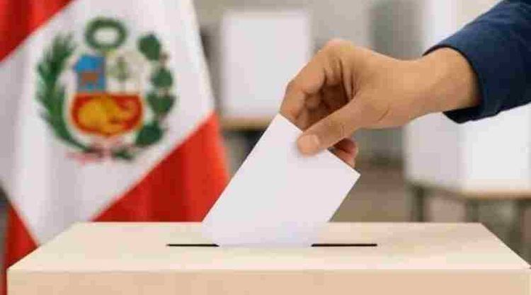 Perú elige: Más de 52.000 personas votan un día después de las elecciones tras demoras en llegada de material electoral
