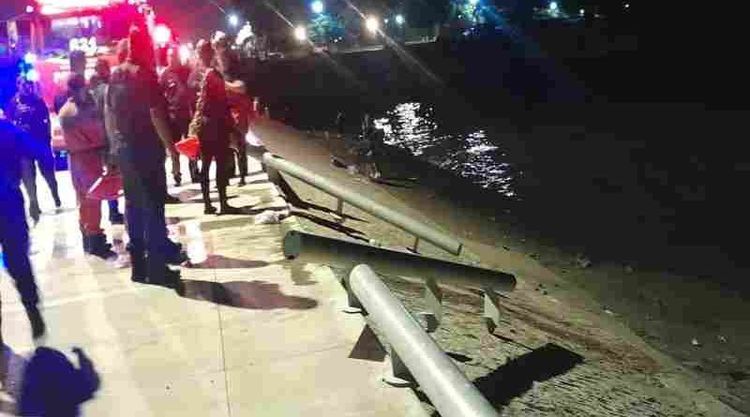 Pescadores rescataron a una mujer y a su hija tras caerse una camioneta al río