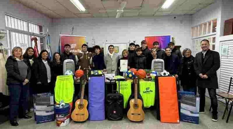 El gobierno provincial llevó a escuelas del sur santafesino elementos comprados con fondos de bienes incautados al delito