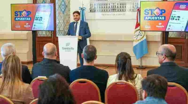 Pullaro presentó una app para que los padres puedan controlar los sitios digitales a los que acceden los menores