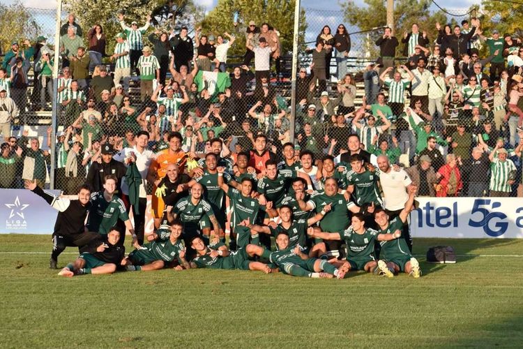 Racing es campeón del Apertura uruguayo y lo festejó en plena ruta, a bordo del micro