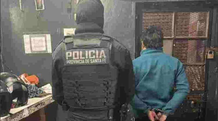 Le robó tarjetas bancarias del locker del gimnasio a compañeros y fue detenido en Rosario