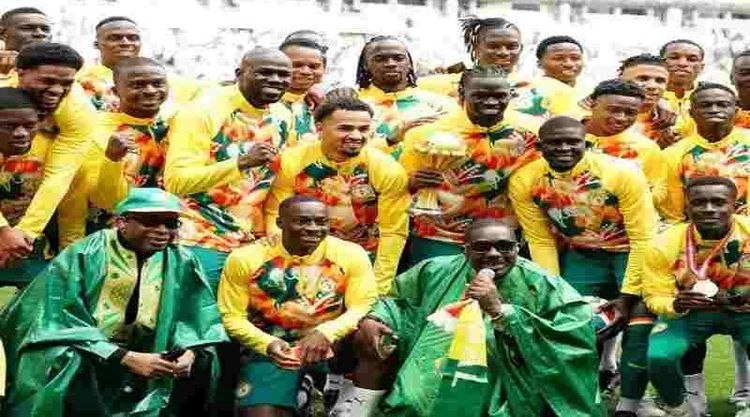 En plena disputa legal, la selección de Senegal salió a la cancha con la Copa Africana