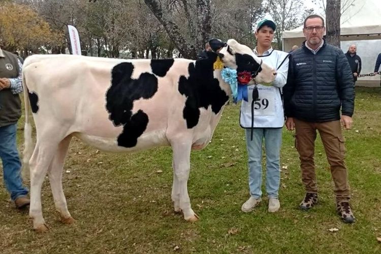 Escuela Agraria San Ramón y de Rosario participaron en la 81.ª Exposición de Reproductores Holando