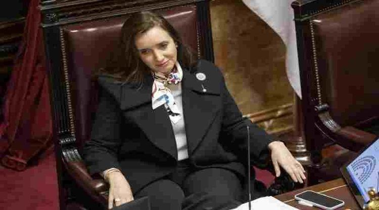 “Ahí estaba lo peor de la casta política”: Teléfono para Adorni de parte de Villarruel, tras bajarse de la misa de Luján