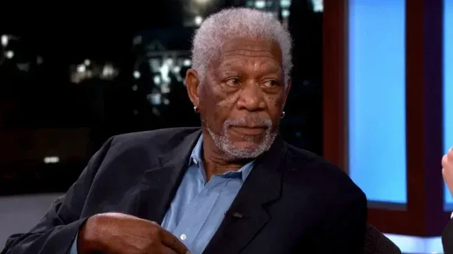 ¿La peor de su carrera? La película de Morgan Freeman en Prime Video que divide a la crítica
