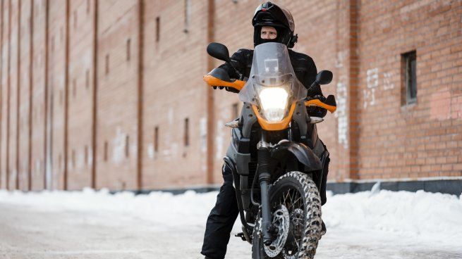 Cuánto sale combatir el frío en moto: precios y alternativas para adelantarte al invierno