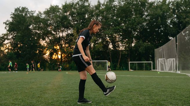 Empezó a fabricar botines de fútbol para mujeres y busca instalarse en un espacio descuidado por las grandes marcas