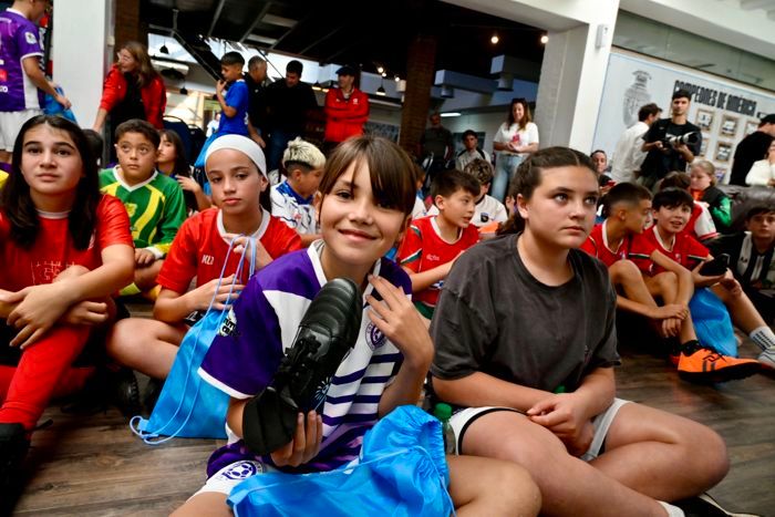 Niños y niñas del fútbol infantil canario conocieron el Complejo Uruguay Celeste Recibieron calzado deportivo fabricado por una cooperativa pandense
