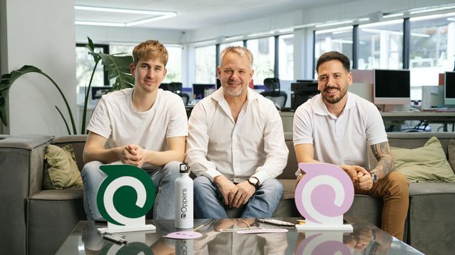 Tres emprendedores crearon una plataforma de IA que busca revolucionar el mercado de las encuestas
