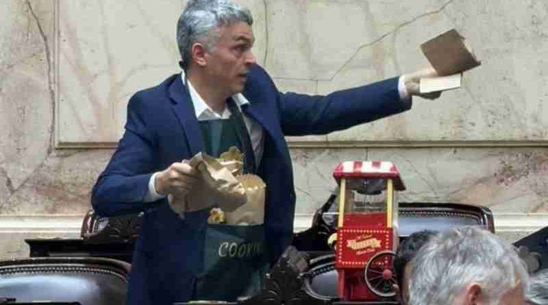 Paulón llevó al recinto la máquina de hacer pochoclos y le ofreció un paquete a Martín Menem