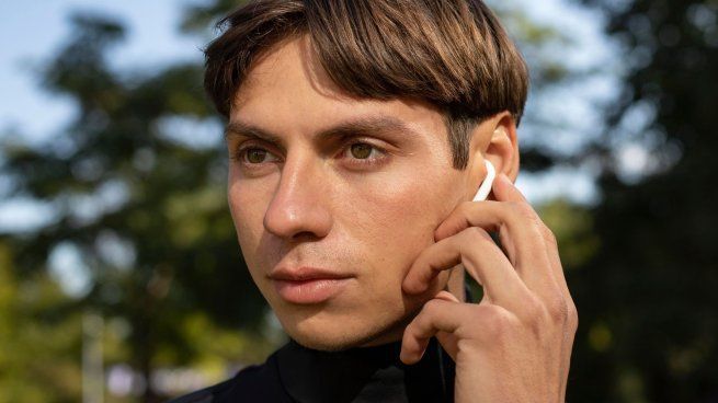 El invento que te permite "ver" a través de tus oídos: los auriculares con IA para personas con visión reducida