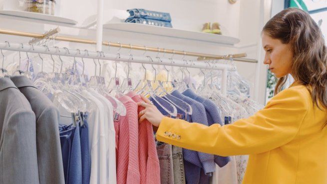 Adiós al negro y blanco: el color en tendencia que teñirá de elegancia al otoño 2026