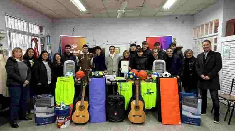 El gobierno provincial llevó a escuelas del sur santafesino elementos comprados con fondos de bienes incautados al delito
