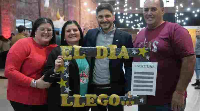Sueño cumplido para 190 familias: Pullaro encabezó una nueva entrega de escrituras de viviendas en Santa Fe