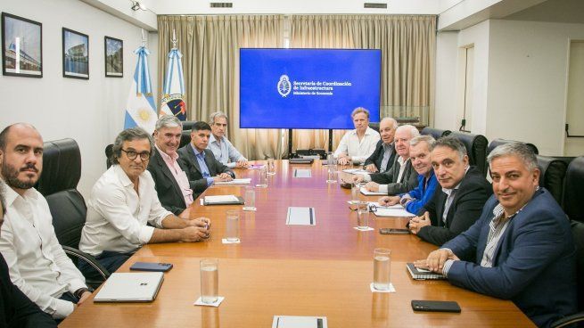 Colectivos: el Gobierno prometió giro de fondos y las empresas evalúan una salida al conflicto