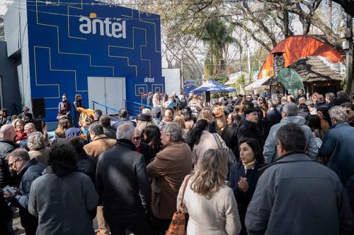 Uruguay líder en América: Antel universaliza la fibra óptica en localidades de más de 1.000 habitantes