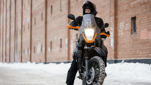 Cuánto sale combatir el frío en moto: precios y alternativas para adelantarte al invierno