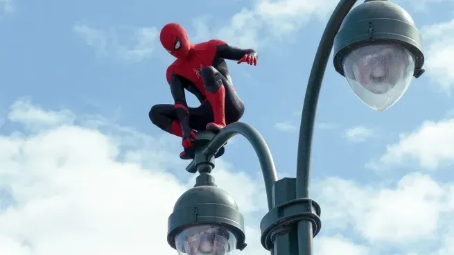 El insólito invento japonés que te convierte en Spider-Man: un calzado que se pega a cualquier superficie