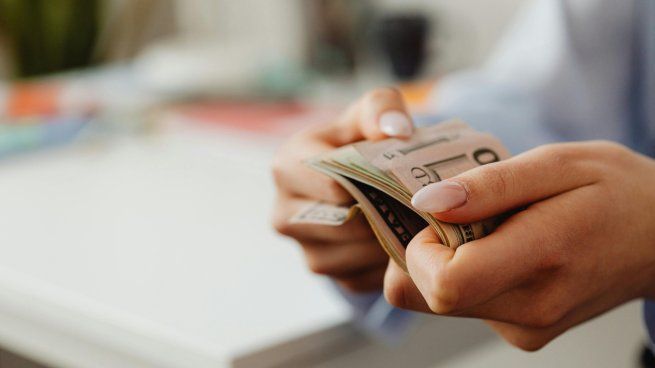 Podés recuperar cientos de dólares: el trámite que si o si tenes que hacer en el aeropuerto