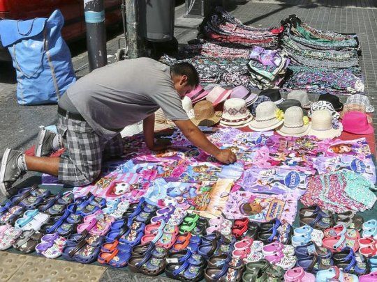 La venta ilegal callejera cayó 10,9% en el último año en CABA, aunque repuntó en abril