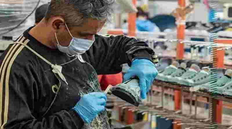 John Foos echa a los 50 empleados que quedaban y trae zapatillas de China