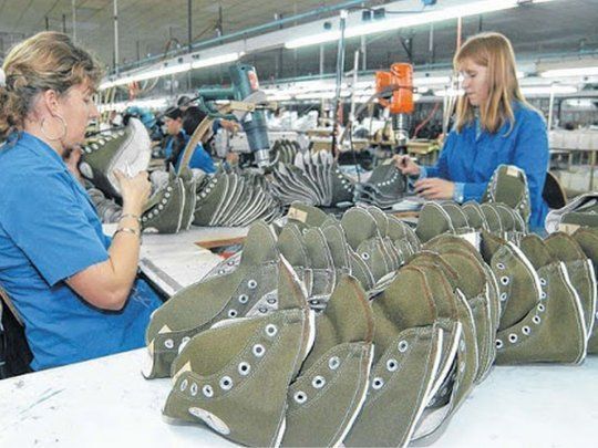 Tras una ola de despidos, cierra la última fábrica que producía zapatillas Nike en la Argentina